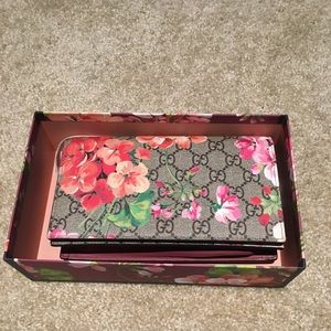 Gucci Blooms Supreme Wallet on a Chain